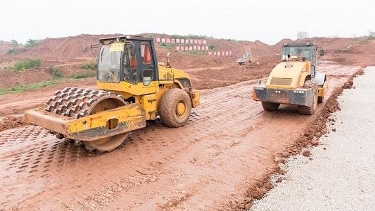 羊角碾和單鋼輪壓路機淮口工地聯合施工